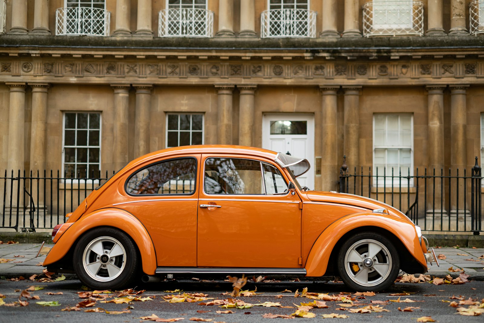 Orangefarbener VW Käfer – Autoverwertung Wiesbaden